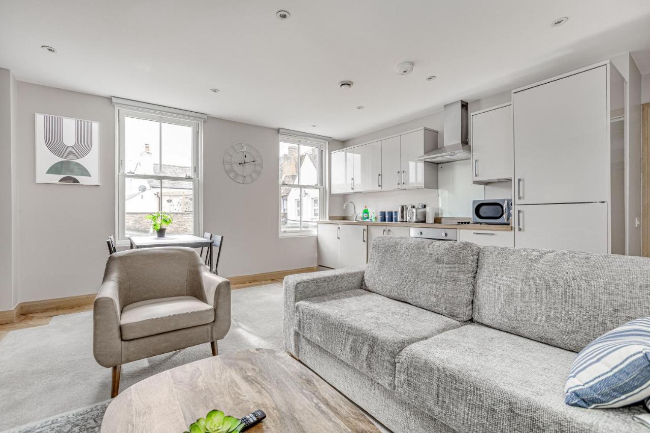Contemporary 2 Bedroom Apt, Town Centre By Tent Serviced Apartments Chertsey Exterior foto